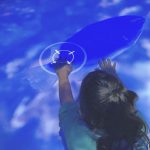 ニフレル＊いろにふれる子供がデジタルの魚をタッチして遊ぶ