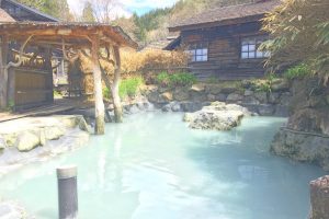 乳白色のお風呂♡秋田の乳頭温泉『鶴の湯』