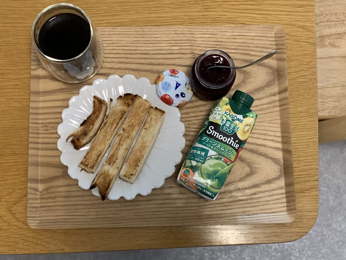 パン耳とカゴメのグリーンスムージ
