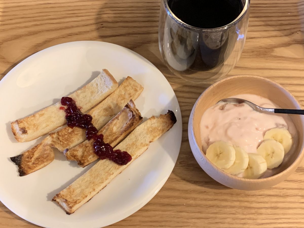 パン耳といちごヨーグルトバナナのせ