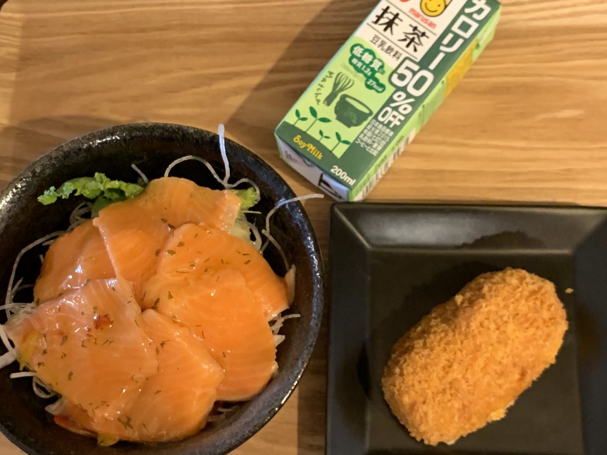 カニクリームコロッケとサーモンカルパッチョ丼