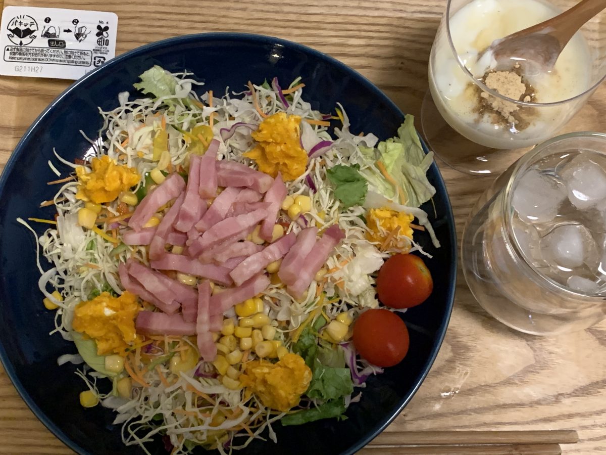 サラダとヨーグルト