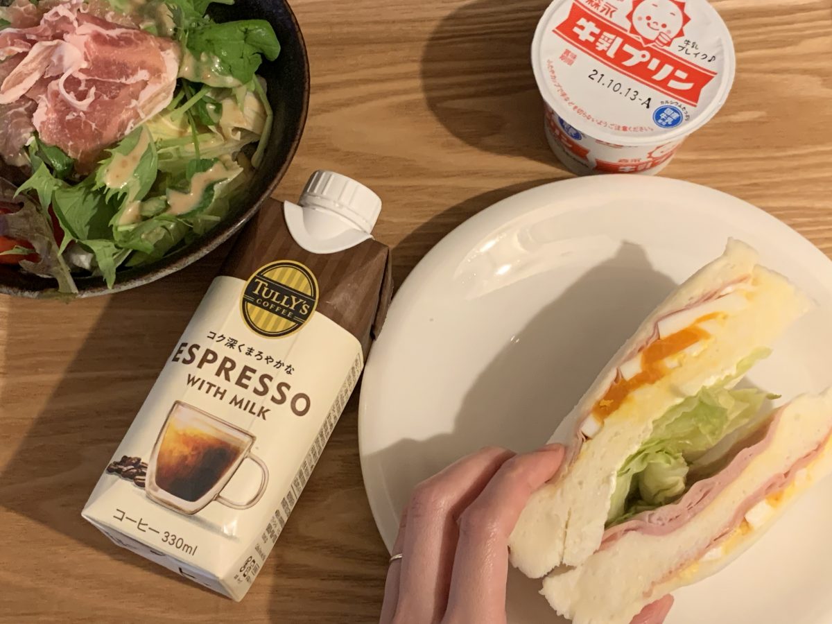 サンドイッチと牛乳プリン