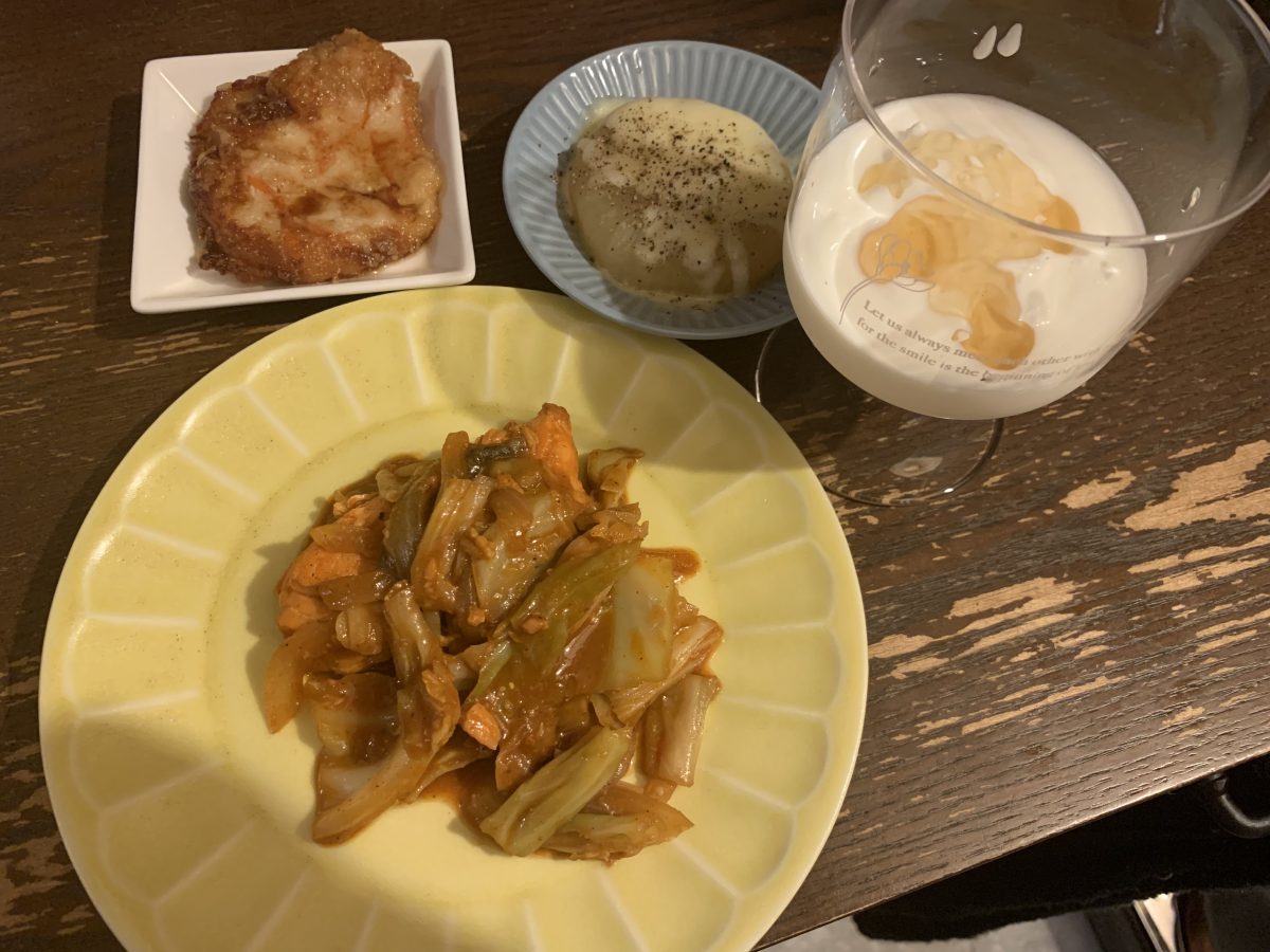 鮭とキャベツのピリ辛味噌、豆腐と人参のチヂミ、コンソメ大根チーズがけ