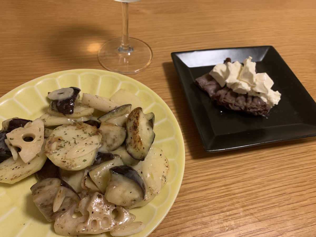 野菜炒めと牛肉のクリームチーズ添え、サーモンのお刺身