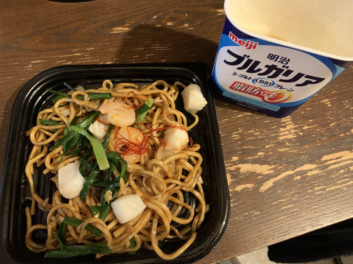 上海風焼きそばとナゲット