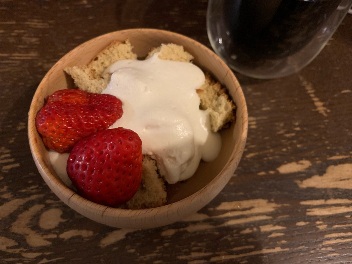 スポンジケーキのはしきれに生クリームのせたもの