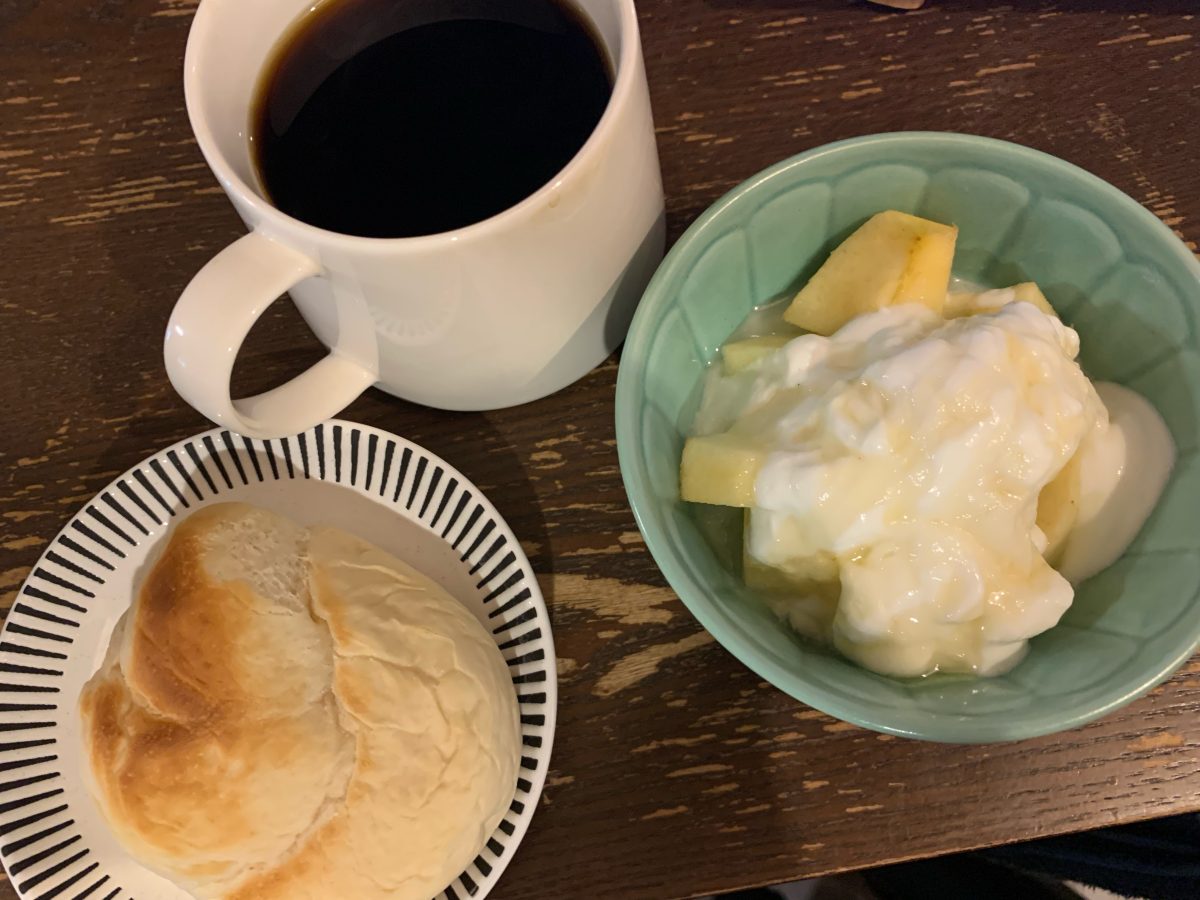 白パンとりんごヨーグルト