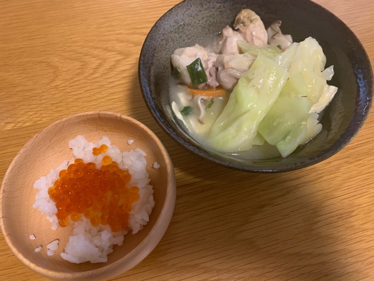 いくら丼と昨日のあまりの水炊き鍋