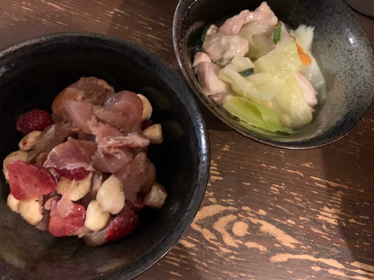 水炊き鍋のあまりといちごと生ハムモッツァのバルサミコサラダ