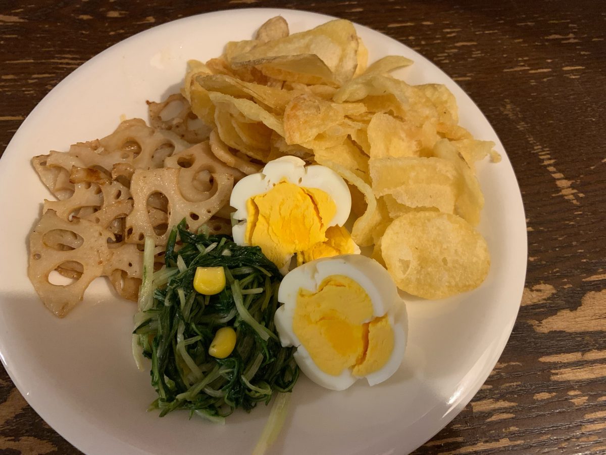 ポテチ少し、れんこんのきんぴら、ゆでたまご、水菜の煮浸し
