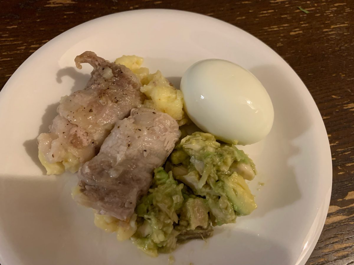 肉巻きポテト、アボカドとかにかまのサラダ、ゆで卵