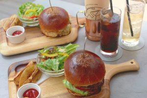 天王寺のおすすめランチ店『友安製作所cafe&bar 阿倍野』