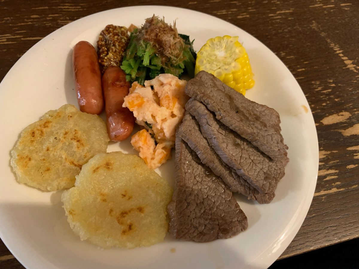 じゃがいも餅、ソーセージ、ポテトサラダ、ゆでとうもろこし、ほうれん草のおひたし