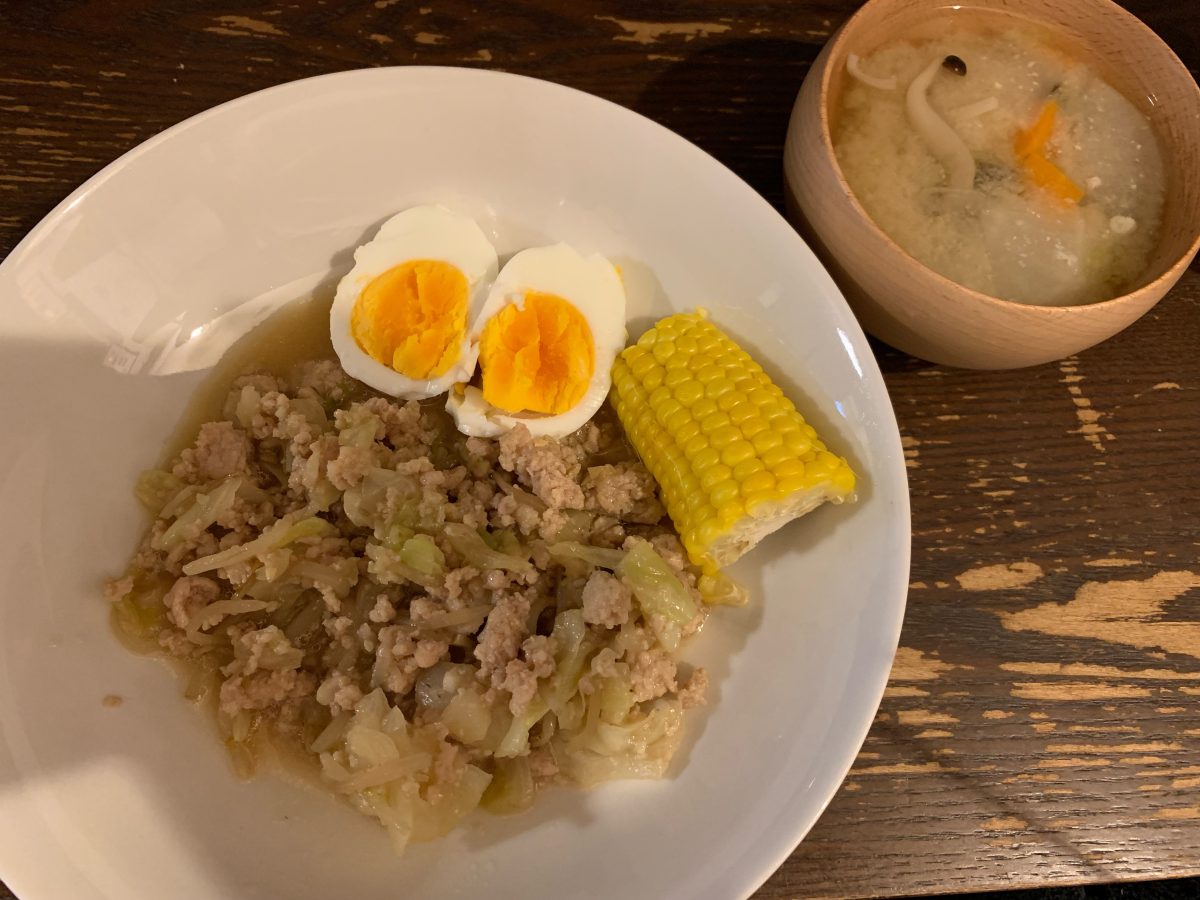 鶏ひき肉ともやしの炒め物、茹でとうもろこし、ゆで卵、豚汁