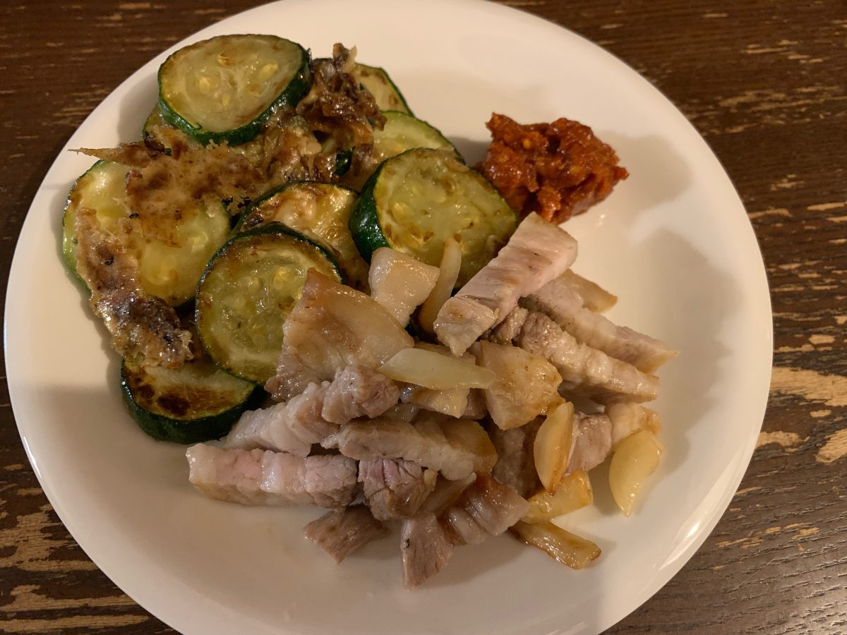 ズッキーニのチーズ焼と豚肉のガーリック炒め
