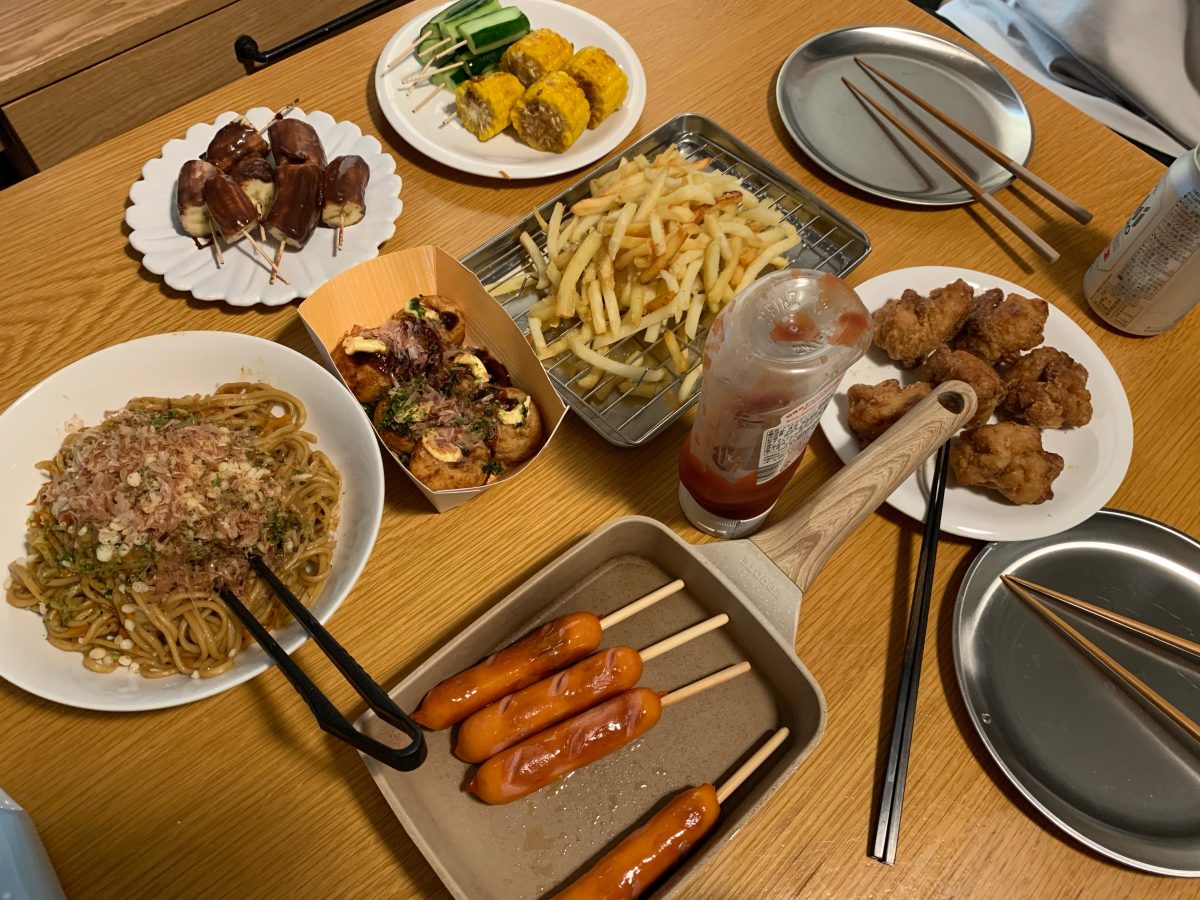 フランクフルト、焼きそば、たこ焼き、焼きとうもろこし、冷やしきゅうり、ポテト、からあげ、チョコバナナ