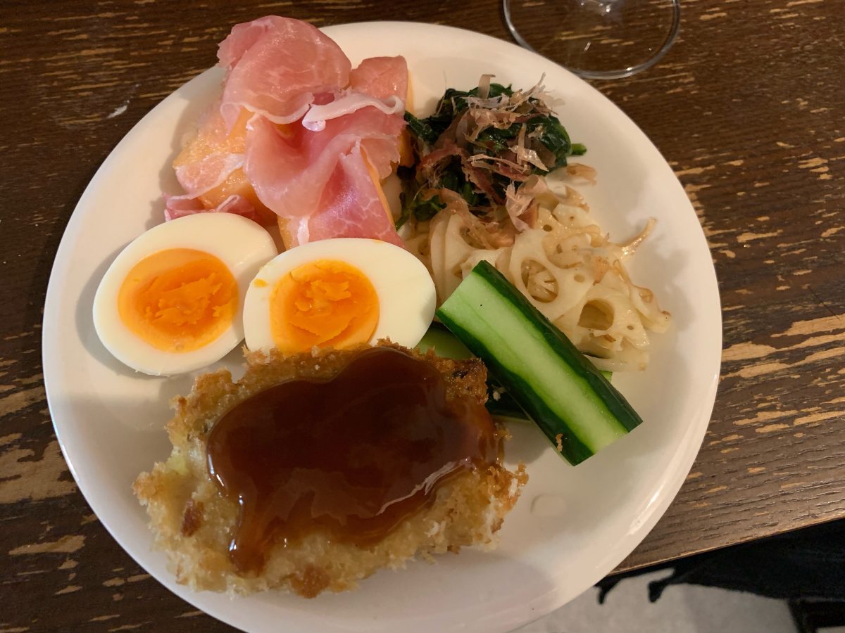 ヒレカツ、ゆでたまご、塩蓮根、きゅつりのお漬物、ほうれん草のおひたし、生ハムメロン
